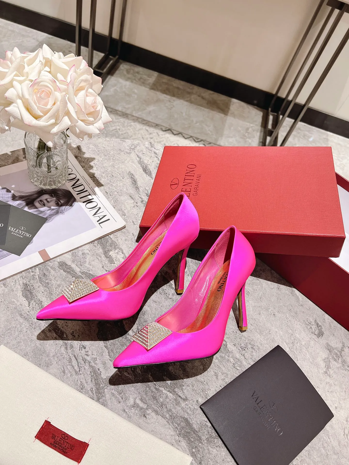 👟👟Ex-factory price 440👟👟 Genuine leather sole +40 Top version 𝑉𝐴𝐿𝐸𝑁𝑇𝐼𝑁𝑂 Valentino spring and summer new women's shoes 7⃣️ colors The unique [pyramid] large rivet hardware [hand-set with diamonds] brings out a full sense of high-end, and the new season will live up to expectations! Worth buying ★Imported silk is absolutely high-grade ❥Original method, absolutely sensual ❥Elegant style, creating a different feeling, simple and elegant style!  Code number: 35-41 (34-42 customized) Fabric: Imported high-gloss silk fabric Lining: Sheepskin lining Heel height: 10cm Leather outsole Rubber outsole